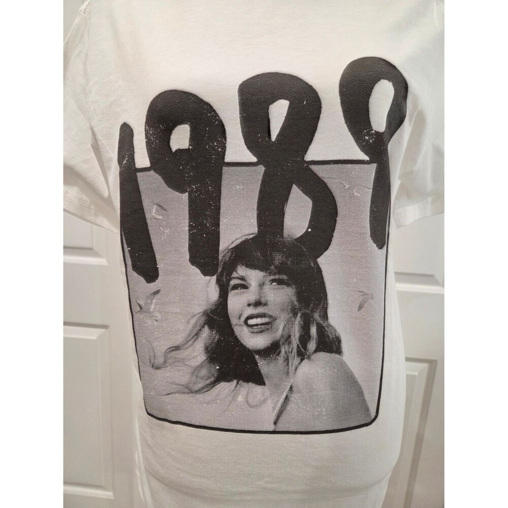 TAYLOR SWIFT White 1989 Graphic Tee with Portrait